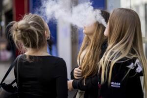 Буюк Британия ёшларга тамаки сотишни умрбод тақиқлашни тасдиқлади