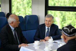 Шавкат Мирзиёев янги электропоездда Қўқондан Марғилон шаҳрига келди