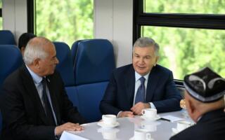 Шавкат Мирзиёев янги электропоездда Қўқондан Марғилон шаҳрига келди