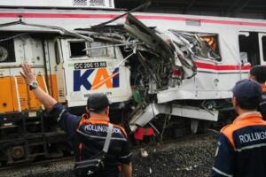 Индонезияда икки поезд тўқнашиб кетди: қурбонлар ва жароҳатланганлар бор