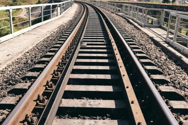 Тошкентда юк поезди 22 ёшли йигитни уриб юборди