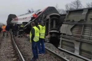Россияда йўловчи поезди рельсдан чиқиб кетди: 20 дан ортиқ инсон жабрланди