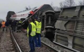 Россияда йўловчи поезди рельсдан чиқиб кетди: 20 дан ортиқ инсон жабрланди