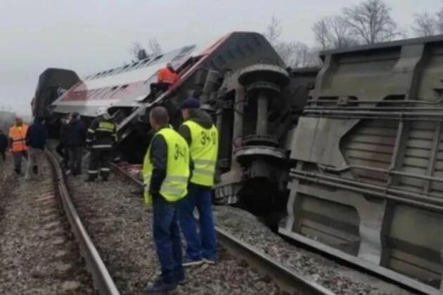 Россияда йўловчи поезди рельсдан чиқиб кетди: 20 дан ортиқ инсон жабрланди