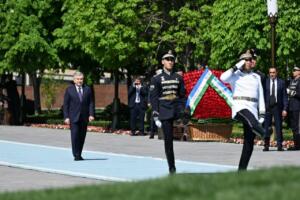 Шавкат Мирзиёев Амир Темур ҳайкали пойига гулчамбар қўйди