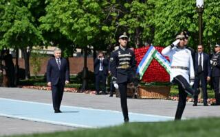 Шавкат Мирзиёев Амир Темур ҳайкали пойига гулчамбар қўйди