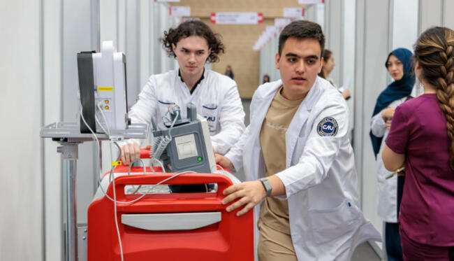 Central Asian University клиник амалиётнинг тўлақонли симуляцияси орқали тиббий таълимнинг ноёб форматини жорий этмоқда