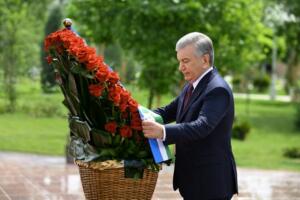 Шавкат Мирзиёев «Матонат мадҳияси» ёдгорлиги пойига гулчамбар қўйди