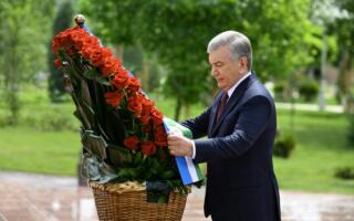 Шавкат Мирзиёев «Матонат мадҳияси» ёдгорлиги пойига гулчамбар қўйди