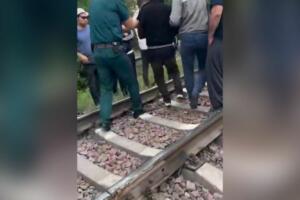 Фарғонада темир йўл изларида маст ҳолда юрган фуқаро сабабли поезд шошилинч тўхтатилди