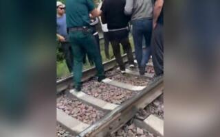 Фарғонада темир йўл изларида маст ҳолда юрган фуқаро сабабли поезд шошилинч тўхтатилди
