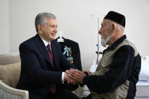 Шавкат Мирзиёев Иккинчи жаҳон уруши қатнашчиларини зиёрат қилди