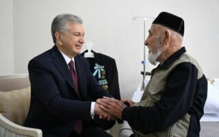 Шавкат Мирзиёев Иккинчи жаҳон уруши қатнашчиларини зиёрат қилди