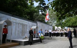 Шавкат Мирзиёев Грузия қаҳрамонлар ёдгорлиги пойига гулчамбар қўйди