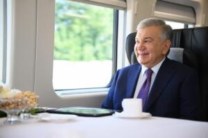 Шавкат Мирзиёев электропоездда Тошкентдан Бекобод шаҳрига келди