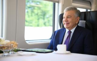 Шавкат Мирзиёев электропоездда Тошкентдан Бекобод шаҳрига келди
