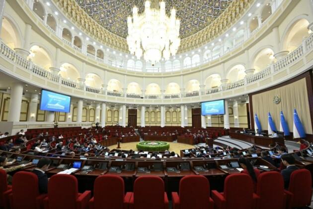 Депутатлар Ўзбекистон президенти Администрацияси тўғрисидаги конституциявий қонунни биринчи ўқишда қабул қилдилар