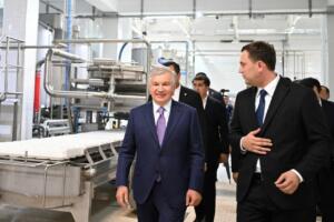 Шавкат Мирзиёев Урганч туманидаги сут маҳсулотлари ишлаб чиқариш корхонаси фаолияти билан танишди