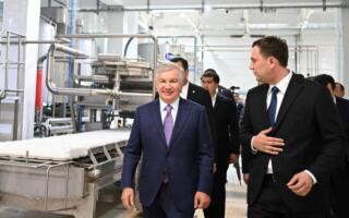 Шавкат Мирзиёев Урганч туманидаги сут маҳсулотлари ишлаб чиқариш корхонаси фаолияти билан танишди