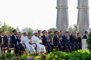 Шавкат Мирзиёев қатағон қурбонлари хотирасини ёд этди ва Мустақиллик монументи пойига гулчамбар қўйди