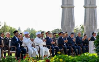 Шавкат Мирзиёев қатағон қурбонлари хотирасини ёд этди ва Мустақиллик монументи пойига гулчамбар қўйди