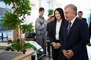 Шавкат Мирзиёев «Ипак йўли» саноат зонаси ҳудудида жойлашган техникум фаолияти билан танишди