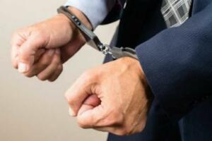 Хоразмда пенсия миқдорини ошириб беришни ваъда қилган ҳоким ёрдамчиси ушланди
