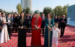 Саида Мирзиёева Ашхободда «ОНА. Она табиат» кўргазмасига ташриф буюрди